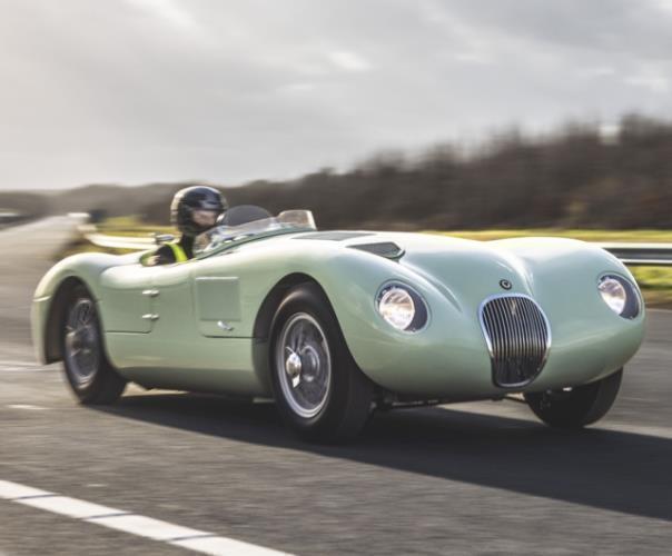 Lackierung in Pastellgrün und Ledersitze in Suede Green inspiriert vom Siegerwagen, der von Stirliing Moss gefahren wurde